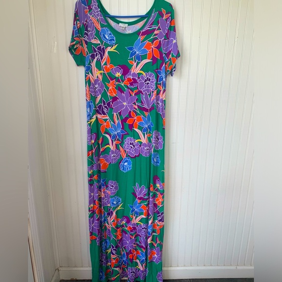Spense Dresses & Skirts - Spense (XL) Maxi/ Floral Short Sleeve Dress w/round neck & slit on bottom left